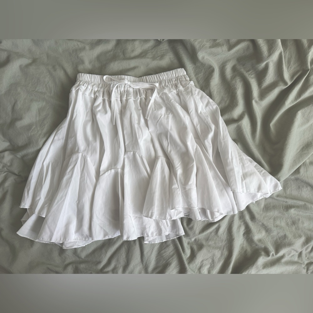 White flowy pleated skirt
